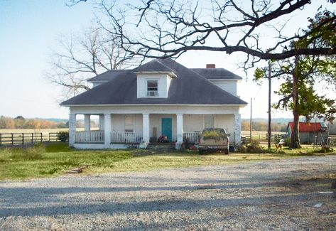 Miranda Lambert grew up in this house in Lindale Texas. She said: there was no central heat or air conditioning. They had a tire swing, chickens and pigs and everyday after school her Mom put out Milk and cookies. - Country Living magazine Lindale Texas, Blake Shelton And Miranda, Ranches For Sale, Country Living Magazine, Childhood Home, Country Music Stars, Miranda Lambert, Country Stars, Country Side