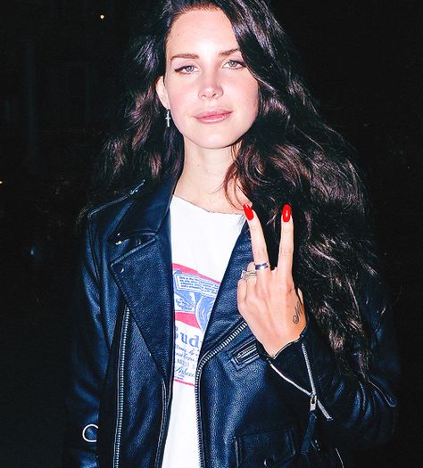 Lana Del Rey Outfits, Elizabeth Grant, Two Fingers, Lana Del Ray, Dark Jeans, Mode Vintage, Her Music, Queen Elizabeth, White T