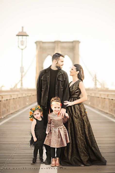 Family Portrait Outfits, Family Photoshoot Poses, Family Portrait Poses, Family Christmas Pictures, Family Picture Poses, City Family, Family Holiday Photos, Family Picture Outfits, Fall Family Photos