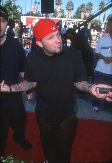 Fred Durst Red Cap, Limp Biscuit, Fred Durst, Rap Metal, Metal Board, Fashion Decades, Emo Girl, Limp Bizkit, All In The Family