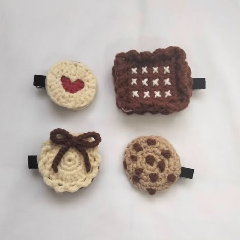 Crochet Chocolate Chip Cookie, Crochet Biscuits, Crochet Patterns Keychain, Crochet Barrettes, Crochet Creeper, Crochet Bread, Chocolate Accessories, Cookies Crochet, Cookie Crochet