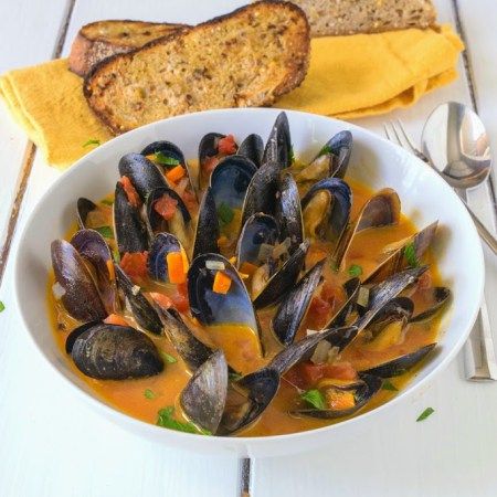 Muscle Soup Recipe, Mussel Soup, National Dish, Crusty Bread, Delicious Soup, Seafood Dishes, Fresh Parsley, Stew Recipes, Chili Recipes