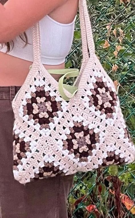 Crochet Hand Bags Purses, Usable Crochet Projects, Crochet Bag Layout, Tote Bag Design Crochet, Flower Granny Square Bag, Crochet Summer Bag, Tote Bag Crochet Pattern, Easy Crochet Flower, Crochet Flower Pattern