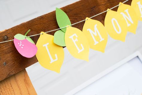 Planning a citrus inspired soiree? Get your free printable lemonade banner. Lemonade Stand Ideas Diy Signs, Lemonade Stand Printables Free, Lemonade Stand Banner, Lemonade Stand Ideas, Lemonade Banner, Lemon Classroom, Kids Lemonade Stands, Lemonade Stand Birthday, Lemonade Stand Sign