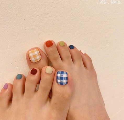 Toe Nail Ideas, Nail Designs For 2023, Glitter Toe Nails, Nail Art Designs At Home, Easy Toe Nail Designs, Simple Toe Nails, Feet Nail Design, The Trend Spotter, Gel Toe Nails