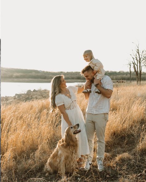 Family Photos With Dogs And Children, Golden Retriever With Family, Golden Family Photos, Family Photos With A Dog, Outdoor Family Photos With Dog, Family Photos With Dogs And Toddler, Family Photos With Baby And Dog, Family With Dog Photography, Family Pictures With Dogs