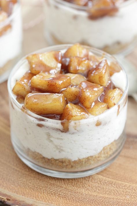 Cinnamon Roll Parfait, No Bake Mini Apple Cheesecakes, Apple Crumble Cheesecake No Bake, No Bake Apple Recipes, No Bake Cheesecake Parfait, No Bake Apple Cheesecake, No Bake Cheesecake Cups, Apple Parfait, Apple Crisp Cheesecake