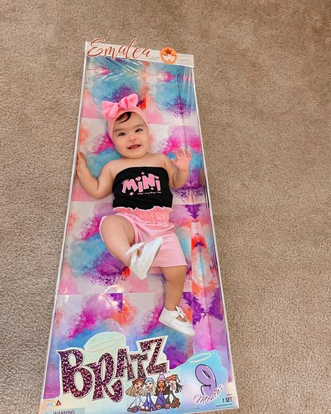 Diy bratz box photography #bratz #diy #diyproject #diyphotography #photoshootideas #9months #babygirl #bratstyle #diyphotoshoot Bratz Doll Box Photoshoot, Baby Bratz Birthday Party Ideas, Bratz Baby Shower Ideas, Bratz Photoshoot Ideas, Bratz Theme Photoshoot, Bratz Photoshoot, Bratz Babies, Baby Bratz, Bratz Party