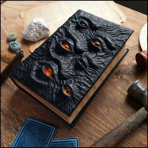 Halloween Spell Book, Cheap Diy Halloween Decorations, Halloween Spells, غلاف الكتاب, The Watcher, Theme Harry Potter, Halloween Books, Diy Decoration, Handmade Books