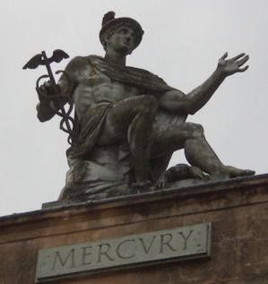 Statue of the god Mercury, who was the Roman god of Shopkeepers, on top of a building in the "Italian Centre" of Glasgow, Scotland. Hermes Deity, Mercury God, Hermes Mythology, Hellenic Polytheism, God Hermes, Roman Myth, Greek Pantheon, Ancient Greek Sculpture, Greek Mythology Gods