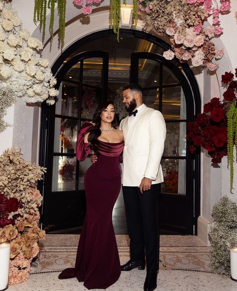 Couple Date Night Outfits, Kristy Sarah, Train Prom Dresses, Christmas Couple Photos, Christmas Couple Pictures, Boss Queen, Date Night Outfit Classy, Sweep Train Prom Dress, Family Christmas Pictures