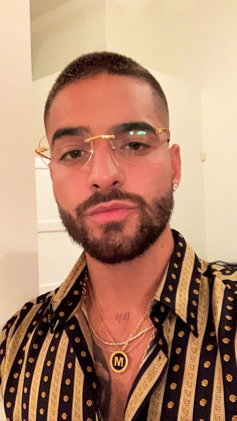 Chains Rapper, Maluma Haircut, Rapper Chains, Iced Out Chains, Mid Fade Haircut, Men's Piercings, Iced Out Jewelry, Diamond Grillz, Piercing Labret