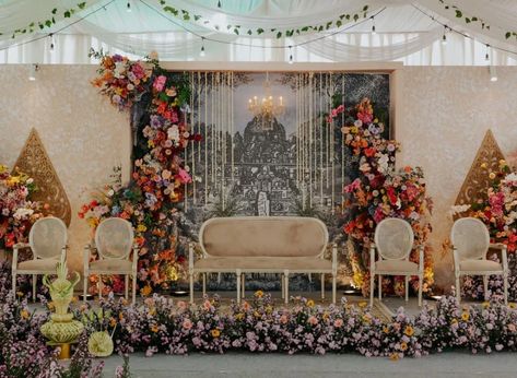 Do you need inspiration for a wedding concept that is simple but still elegant and according to what you and your partner want? Dekorasi Wedding, Dekorasi Wedding Indoor, Wedding Decorations Indoor Simple, Pelaminan Rustic Outdoor, Pelamin Tunang Simple Klasik, Pelaminan Rustic Indoor, Pelaminan Jawa, Pelamin Garden Theme Indoor, Pelaminan Jawa Modern