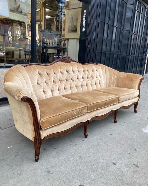 Vintage Sofa Reupholstered, Vintage Sofa Living Room, Vintage Love Seat, Antique Couches, Vintage Couches, Eclectic Sofas, Vintage Velvet Sofa, Vintage Loveseat, Gold Couch