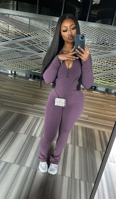 Baddie Museum Outfit, Cool Weather Outfits Black Women, Plt Set Outfit Black Women, In The House Outfits, Sweatsuit Outfits Black Women, Ugg Boots Outfit Black Women, Imani Aesthetic, Baddie Selfies Instagram, Dress Outfits Black Women