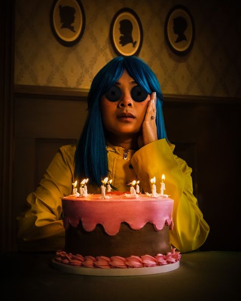 Coraline Inspired Photoshoot, Coraline Photoshoot, Coraline Moodboard, Photoshoot Inspiration Creative, Coraline Cake, Halloween Costume Photoshoot, Coraline Birthday, Coraline Cosplay, Coraline Costume