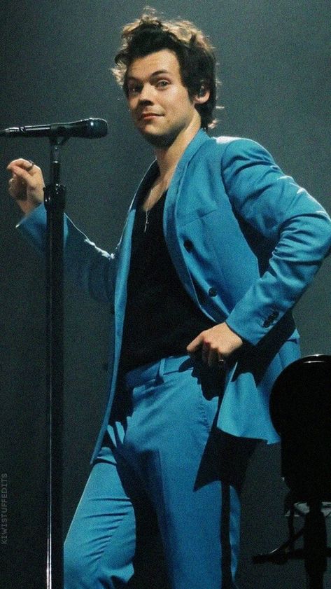 Harry Styles Blue, Harry Styles Fanfiction, Photowall Ideas, Groom Suit Grey, Harry Style, Harry Styles Outfit, Harry Styles Live On Tour, Harry Styles Aesthetic, Harry Styles Live