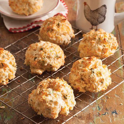 Cheddar Herb Drop Biscuits Paula Dean Biscuit Recipe, Paula Deen Biscuit Recipe, Paula Deen Biscuits, Herb Drop Biscuits, Biscuits Cheddar, Garlic Cheese Biscuits, Chive Biscuits, Pretzel Recipes, Southern Foods