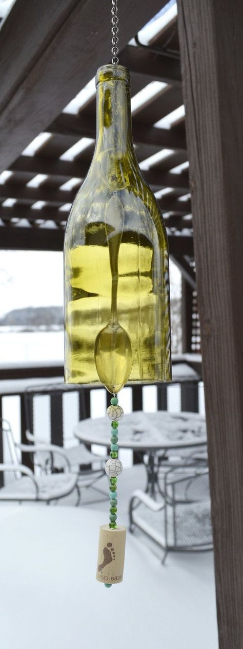 Wine Bottle Chimes, Bottle Chimes, Wine Bottle Project, Wine Bottle Wind Chimes, Hantverk Diy, Old Wine Bottles, Recycled Wine Bottles, Recycled Wine Bottle, Wine Bottle Corks