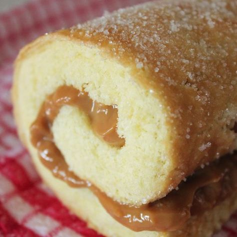 Vanilla Caramel Swissroll. Just what a caramel addict needs Caramel Cake Roll, Swissroll Ideas, Caramel Swiss Roll, Cupcakes Recipes Vanilla, Swiss Roll Cakes, Yule Logs, Swiss Rolls, Roll Cakes, Swiss Roll Cake