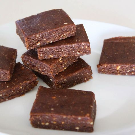 Date And Peanut Butter, Date Recipes Healthy, Lara Bars Recipe, Peanut Butter Squares, Energy Bars Recipe, Peanut Butter Protein Bars, Peanut Butter Snacks, Date Bars, Dried Dates