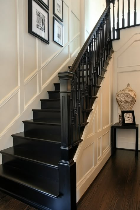 13 Chic Ideas for White Walls with Black Trim - DreamyHomeStyle Black Painted Railing Stairways, Painted Staircase With Runner, Black Banister White Spindles, Black Panelling Hallway, Black Stairs Painted, Stairwells Ideas, Black Staircase Ideas, Stair Molding Trim, White And Black Staircase