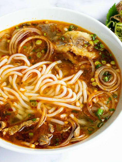 boiling water, then put them in the soup Bun Bo Hue Recipe, Spicy Beef Noodle Soup, Vietnamese Soup, Homemade Buns, Beef Noodle Soup, Chicken Enchilada Recipe, Spicy Beef, Asian Soup, Vietnamese Cuisine