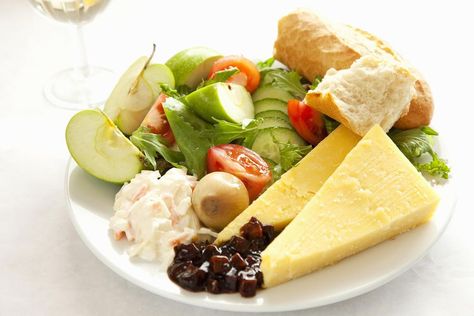 Next Time You See Ploughman's Lunch on the Menu, Give It a Try! Ploughman's Lunch, British Food Traditional, Hobbit Food, Ploughmans Lunch, Irish Foods, Traditional Christmas Food, British Pub, Pub Food, Summer Lunch