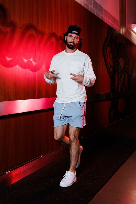 Dansby Swanson arrives at the Braves clubhouse wearing a white long-sleeve tee, jogger shorts, white sneaks, and a black backwards cap. Dansby Swanson Wallpaper, Cap Backwards, Hype Pics, Braves Wallpaper, Atlanta Braves Wallpaper, Mlb Baseball Players, Beard Cuts, Men's Cap, Dansby Swanson