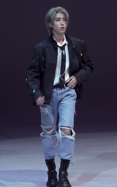 Han Jisung Full Body Picture, Han Jisung Outfits, Han Outfits, Han Jisung Outfit, Skz Outfits, Concert Oufit, Skz Concert, Stray Kids Outfits, Gala Outfit