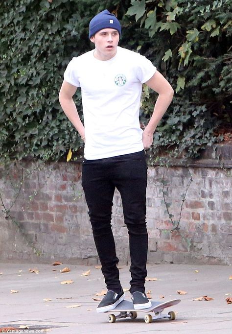 Black Vans Outfit Slip On, Black Slip On Outfit, Slip On Outfit Men, Vans Slip On Outfit Men, Black Vans Outfit, Slip On Outfit, Celebrity Style Men, Vans Slip Ons, Brooklyn Beckham