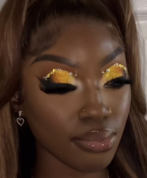 Yellow Gold Makeup Looks, Yellow Makeup Looks Black Women, Yellow And Black Makeup, Makeup Ideas Yellow, Yellow Makeup Looks, Yellow Eyeshadow Looks, Carnival Diy, Bee Makeup, Face Beat Makeup