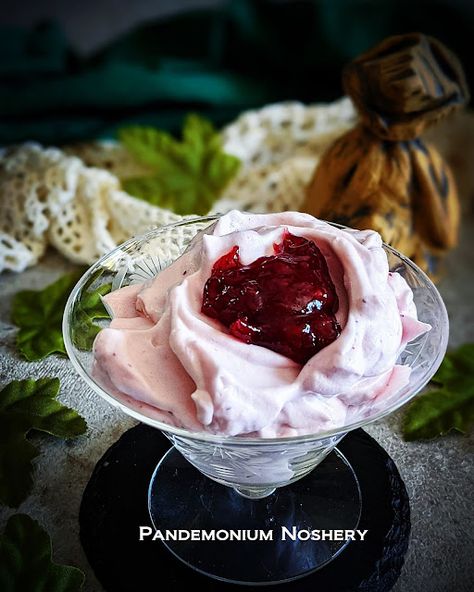 Lingonberry Dessert, Danish Dishes, Lingonberry Recipes, Danish Recipes, Scandinavian Recipes, International Desserts, Wild Food Foraging, Chilled Desserts, Norwegian Food