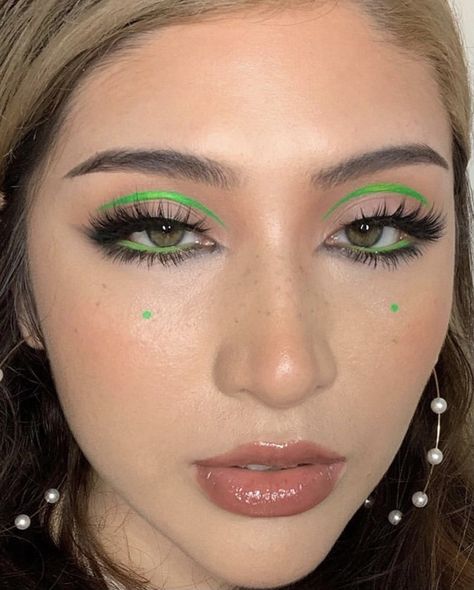 Green Eye Makeup, Rock Makeup, Makeup Themes, Alien Makeup, Learn Makeup, Neon Makeup, Eye Makeup Styles, Cute Eye Makeup, Casual Makeup