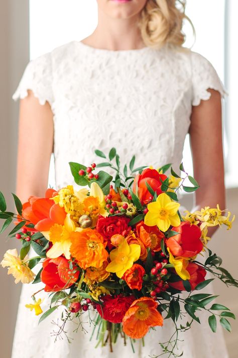 Bright Spring Wedding, Wedding Colors Red, Spring Wedding Bouquets, Orange Bouquets, Orange Wedding Flowers, Citrus Wedding, Yellow Wedding Flowers, Red Bouquet Wedding, Spring Wedding Bouquet