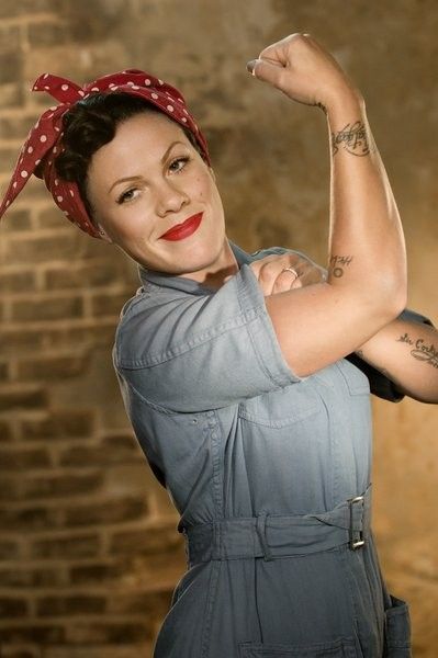 P!nk as Rosie the Riveter | #HalloweenCostumes #RosieTheRiveter Idda Van Munster, Billy B, Alecia Moore, Hair Clips 90s, Alecia Beth Moore, Pink Singer, Pink Tattoo, Rosie The Riveter, Red Bandana