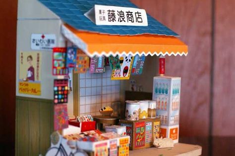 1960`s Japanese Candy Shop Paper Model - by Paper Museum      Model Assembled and Photos by Geko 2    This beautiful paper model diorama of a 1960`s style Japanese Candy shop is from Paper museum website. It is in 1/12 scale. Paper Diorama Templates, Japanese Candy Shop, Going Merry Papercraft Template, Japanese Miniature, Japanese Miniature House, Japanese Candy Store, Vintage Japanese Paper Doll, Vending Machine Design, Japanese Buildings