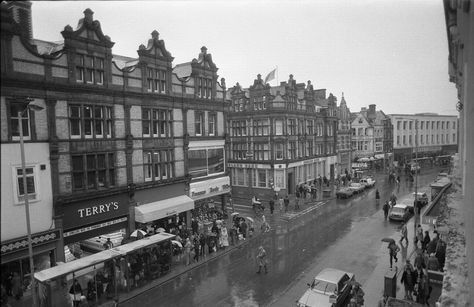 Pick of the Past: Reading in 1984 - Get Reading Reading Images, Berkshire England, Reading Uk, Reading Berkshire, Street Image, New London, Classic Mini, Childhood Memories, Over The Years