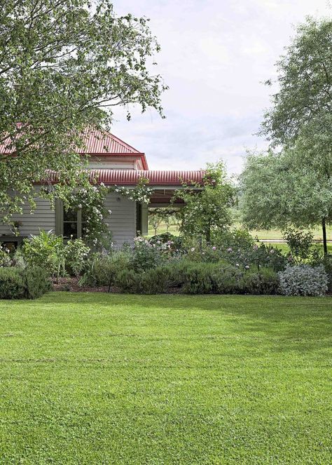 Hm Home, Farmhouse Landscaping, Green Field, Farmhouse Garden, Red Roof, Old Farm Houses, Country Landscaping, Old Farmhouse, Country Style Homes