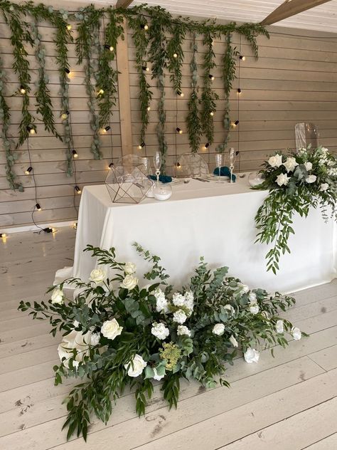 Wedding Mint Green, Head Table Wedding, Sweetheart Table Wedding, White Wedding Theme, Wedding Backdrop Design, Sage Wedding, Wedding Design Decoration, Bridal Table, Sweetheart Table