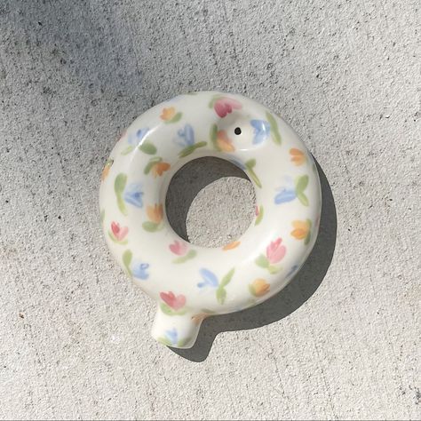 Floral Ceramic Painting, Clay Bong, Ceramic Smokeware, Clay Pipes Ideas, Ceramic Pipes Diy, Ceramic Pipe Ideas, Ceramic Bong, Cute Bong Accessories, Ceramic Bong Handmade