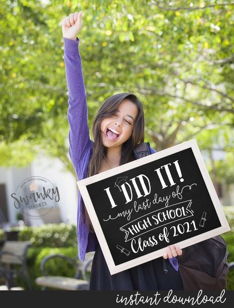 High School Graduation Pictures Friends, First Day Sign, First Day Of Senior Year, Masters Graduation Pictures, High School Graduation Pictures, Masters Graduation, Graduation Poster, Back To School Sign, Friends High