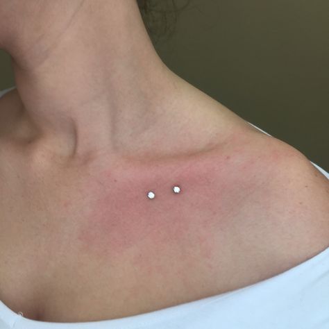 Belly Button Piercing Small Simple, Small Belly Button Piercing Diamond, Getting A Belly Button Piercing Video, Minimalist Diamond White Piercings, Surface Piercing Chest, Collar Bone Piercing Surface, Collarbone Piercing, Dermal Piercing Chest, Back Dermals