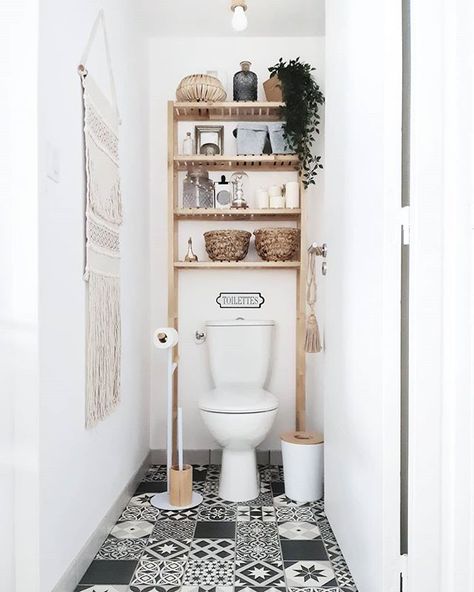 Barn Wood Bathroom, Rustic Toilets, Rustic Bathroom Vanities, Modern Farmhouse Bathroom, Boho Bathroom, Small Apartment Living, Apartment Bathroom, Small Bathroom Design, Bathroom Inspo