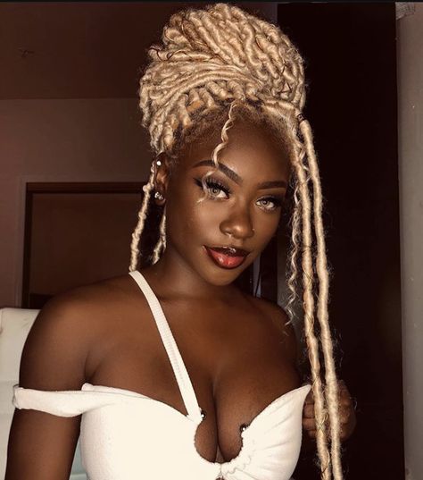 Faux Locs Goddess, Faux Locs Hairstyles, Dark Skin Beauty, African American Hairstyles, Dark Skin Women, Locs Hairstyles, Artistic Hair, Faux Locs, African Beauty