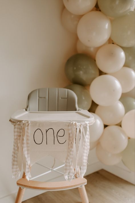 Simple High Chair Birthday Decor, Cake Smash Photos High Chair, First Birthday Highchair Decoration, First Birthday High Chair Backdrop, First Birthday Home Photoshoot, Small First Birthday Ideas, 1st Birthday High Chair Decorations, High Chair Banner Diy, High Chair Decorations 1st Birthday