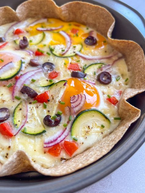 Tortilla Egg Bake Baked Egg Tortilla Breakfast, Protein Breakfast Healthy, Breakfast Tortillas, Macro Breakfast, Easy Egg Breakfast, Heathy Eats, Breakfast Egg Bake, Lunch And Learn, Breakfast Diet