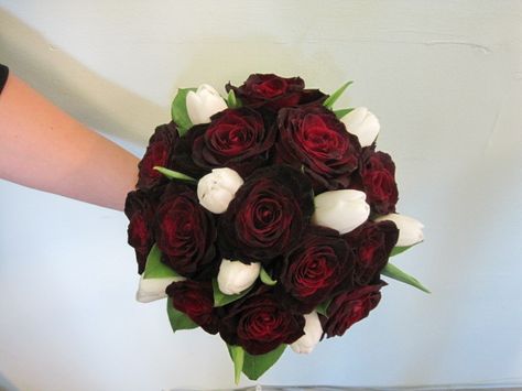 Voile! Red rose and white tulips for a romantic look Red Roses And White Tulips Bouquet, Burgundy Tulips, White Tulips Bouquet, White Tulip Bouquet, Tulips Bouquet, Burgundy Roses, Victoria Wedding, Tulip Bouquet, White Tulips