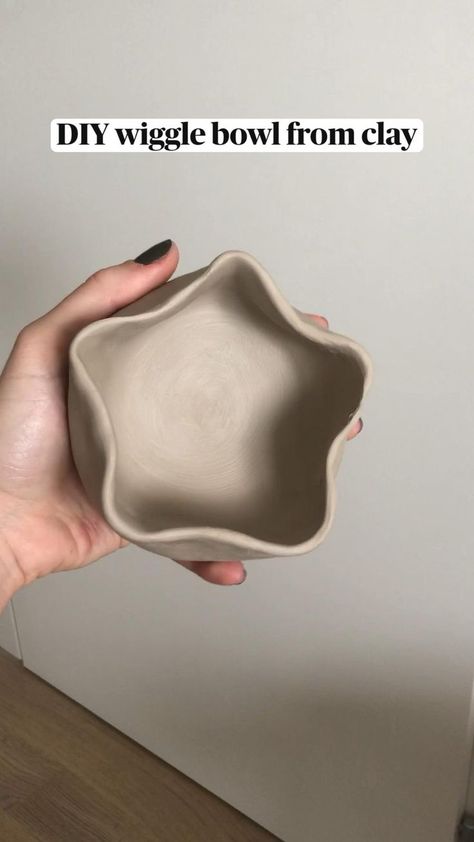 Pottery Pinch Pot, Ceramic Pinch Pots, Ceramics Pottery Bowls, Diy Pottery Painting, Beginner Pottery, Sculpture Art Clay, Pinch Pot, Pot Ceramic, Clay Diy Projects