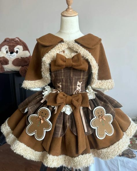 Mocha Gingerbread! 🍪 Winter gingerbread broches Lolita dress—now available for preorder! Ships mid-December. 🎄 ✨ Preorder for 9% off at $53.78! ✨ Search "DELLA-006" on Devilinspired.com to shop! #christmaslolita #lolitafashion #lolitadress Ginger Bread Design, Winter Outfits Art, Kawaii Christmas Outfits, Dress Brown Aesthetic, Brown Winter Dress, Gingerbread Fashion, Gingerbread Girl Costume, Neapolitan Outfit, Gingerbread Aesthetic